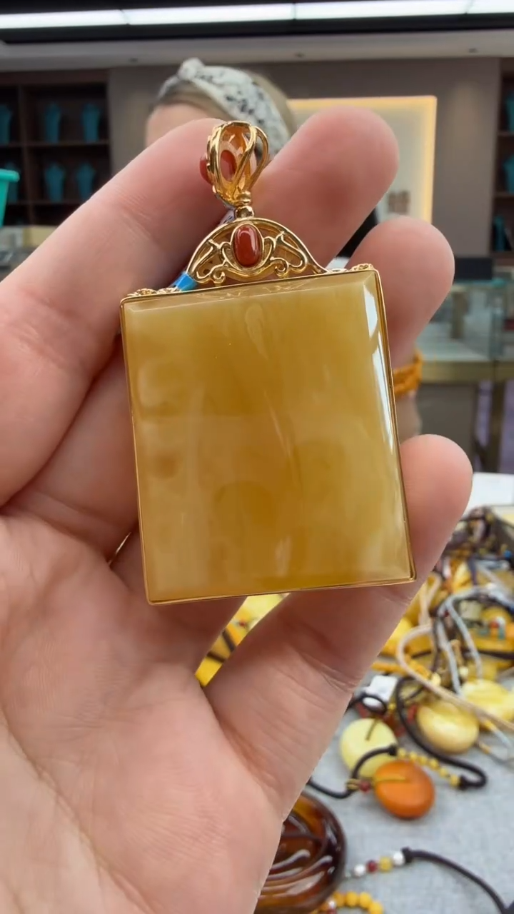 琥珀颈饰未镶嵌189秒拍号 假一罚三