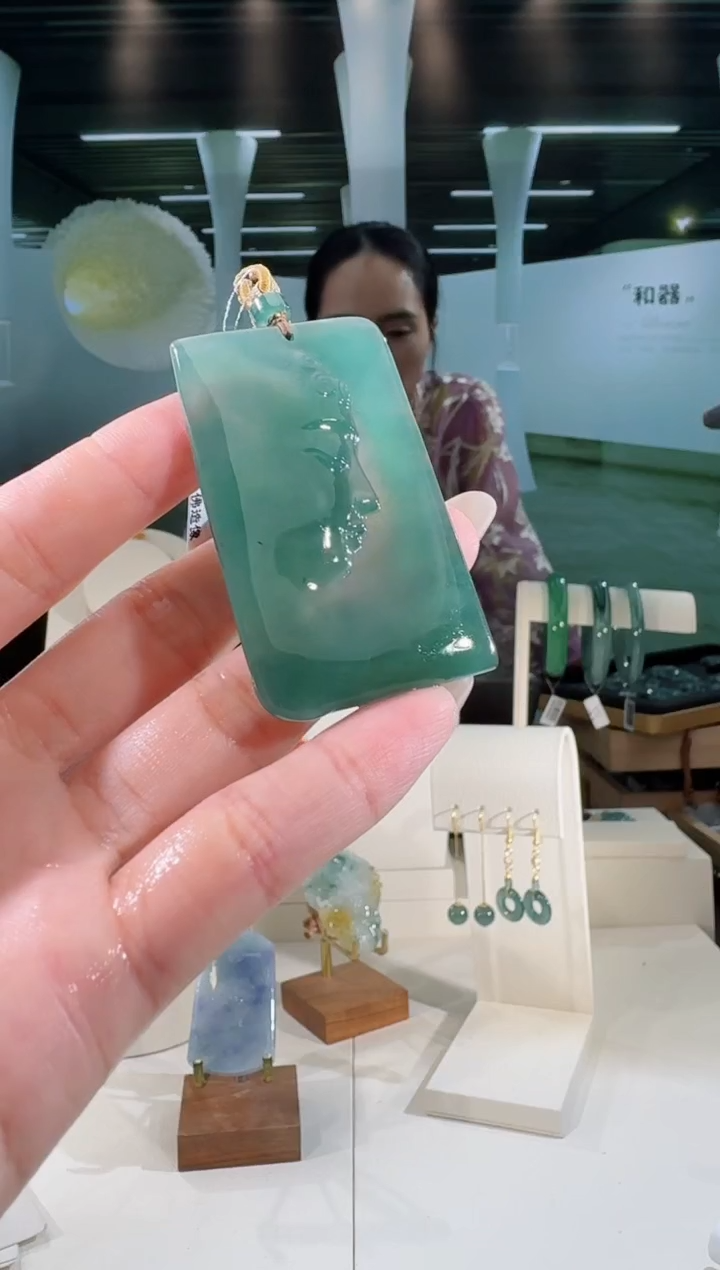 翡翠未镶嵌吊坠(不含链)纯天然A货翡翠佛观天下（多样性发其一）