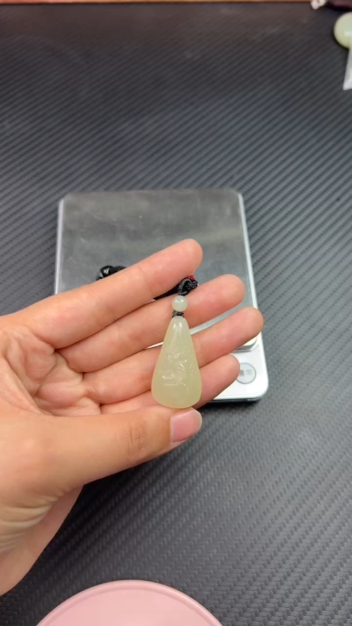 【闪购商品】和田玉吊坠(赠链)未镶嵌且末微色差迪克兰一细