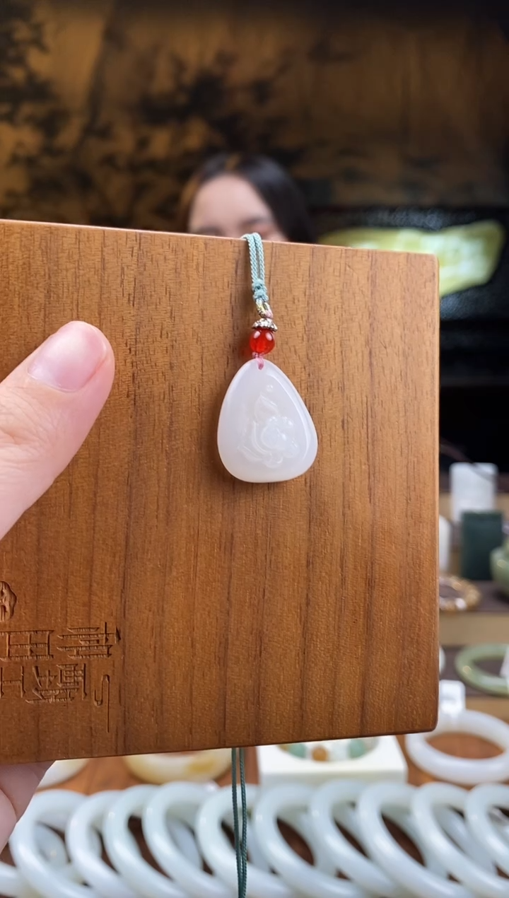 颈饰未镶嵌和田玉水滴形 莲花