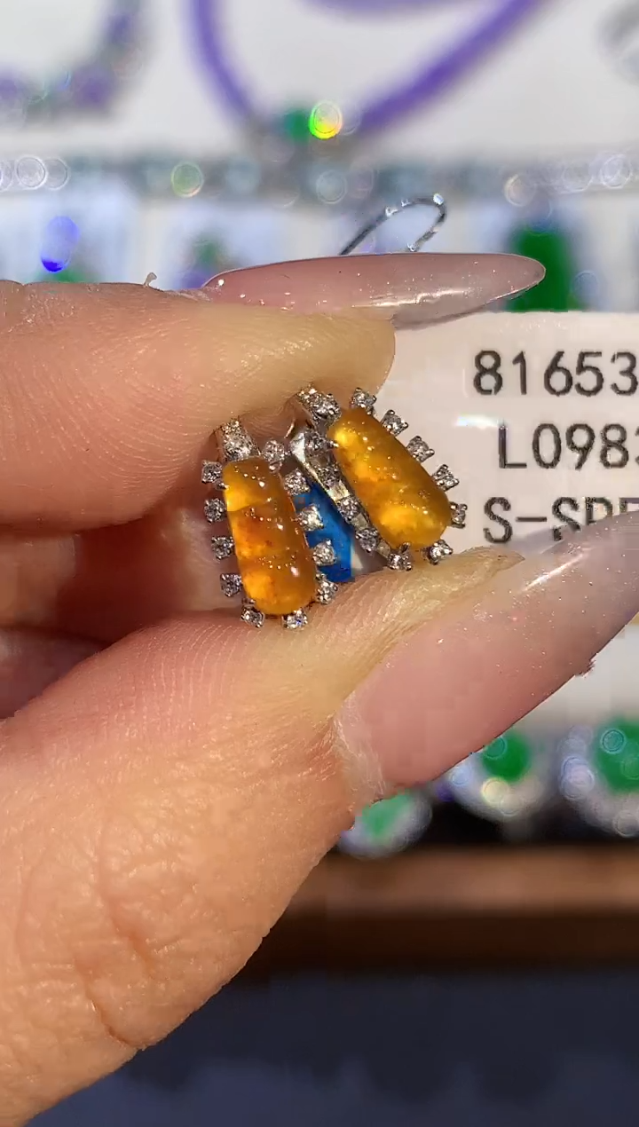 18K金镶嵌翡翠耳饰多样性发其一