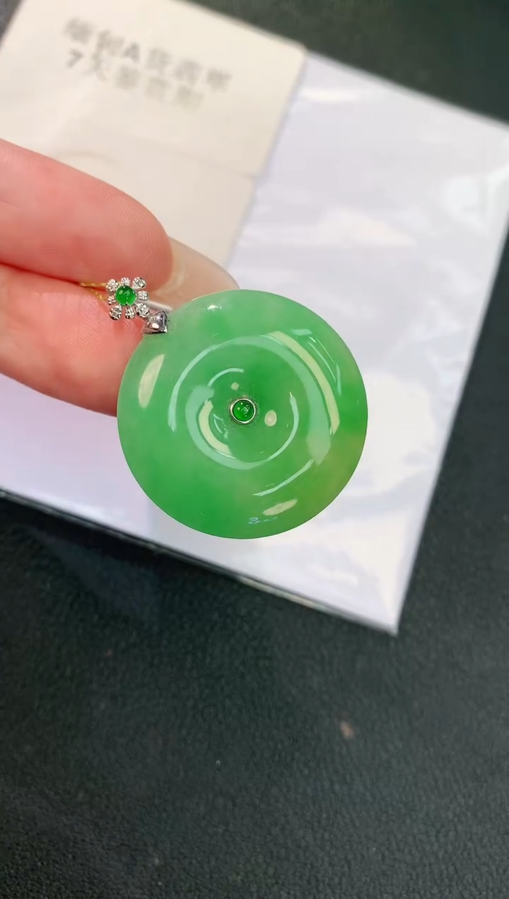 颈饰18K金镶嵌翡翠赠礼盒证书 麦麦