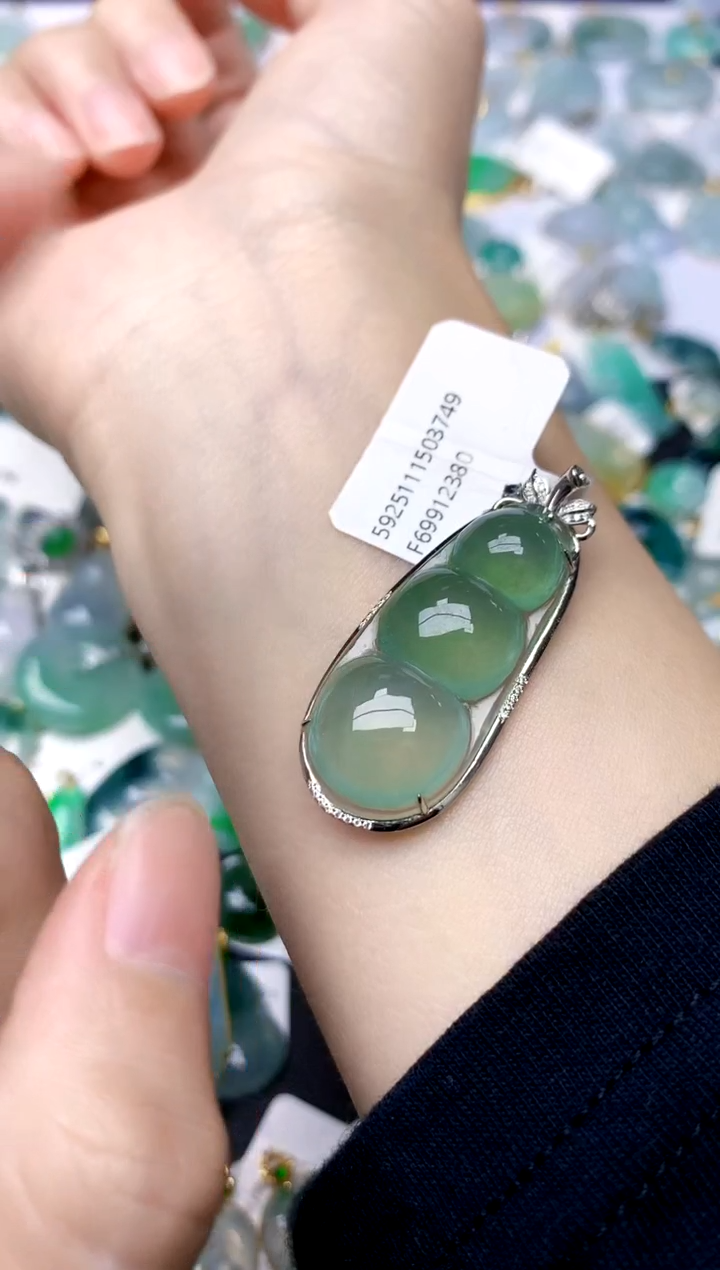 颈饰18K金镶嵌翡翠天然A货翡翠