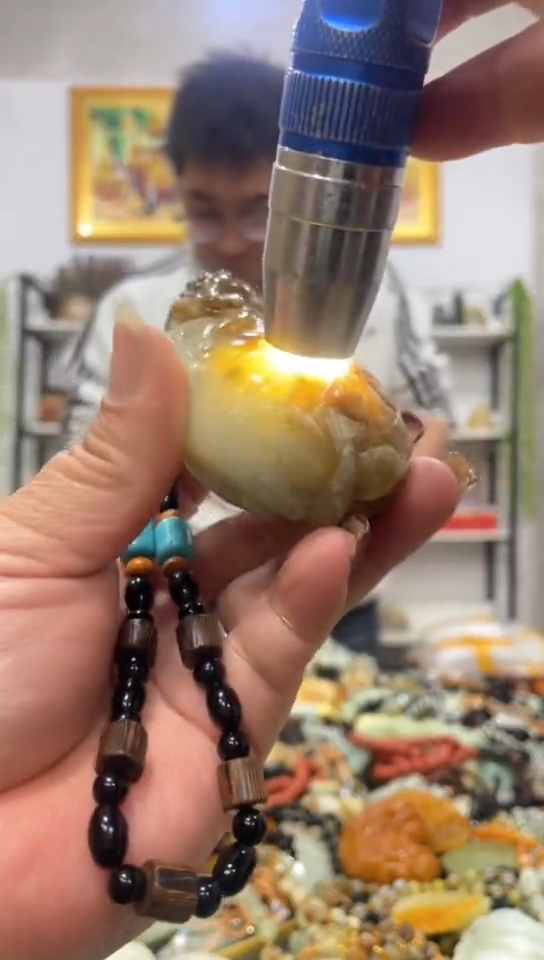 未镶嵌蛇纹石玉吊坠   