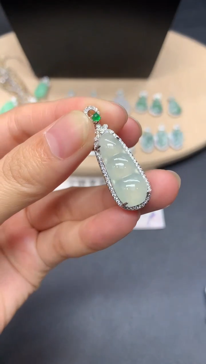 【闪购商品】翡翠吊坠(不含链)银S925镶嵌福豆【多样性发其一】