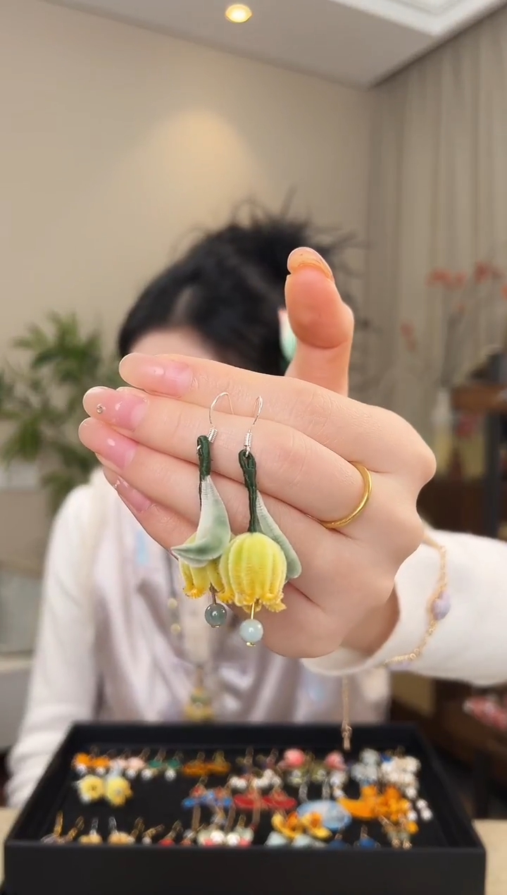 刺绣黄色铃兰花胖绒耳环