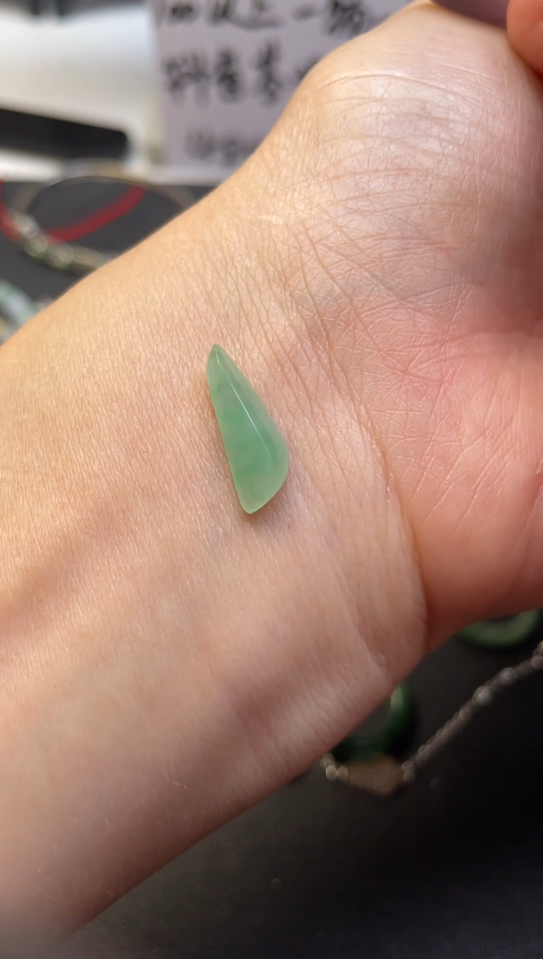 翡翠未镶嵌颈饰随形