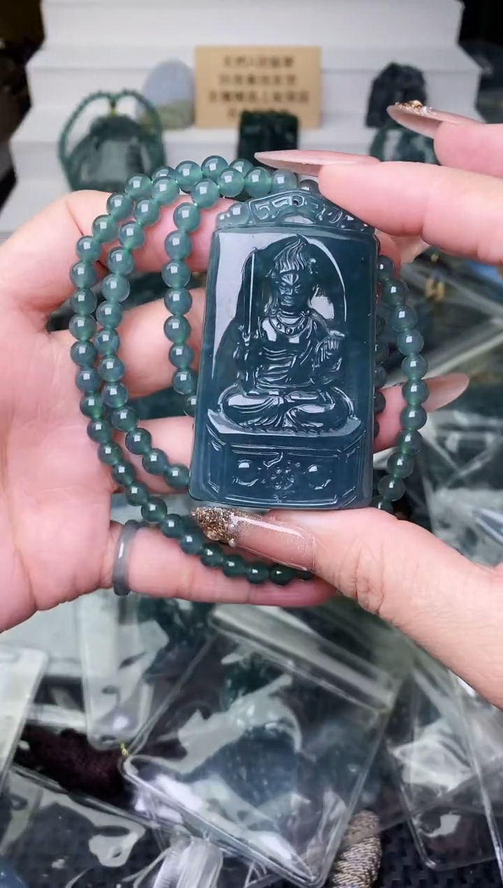 颈饰未镶嵌翡翠 