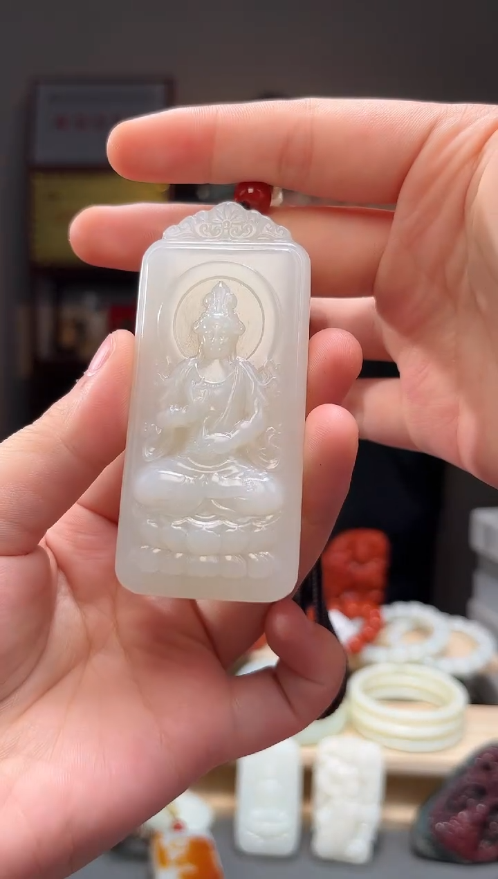 颈饰未镶嵌和田玉吊坠