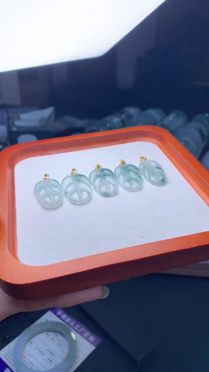 颈饰18K金镶嵌翡翠叶子多样性发一件