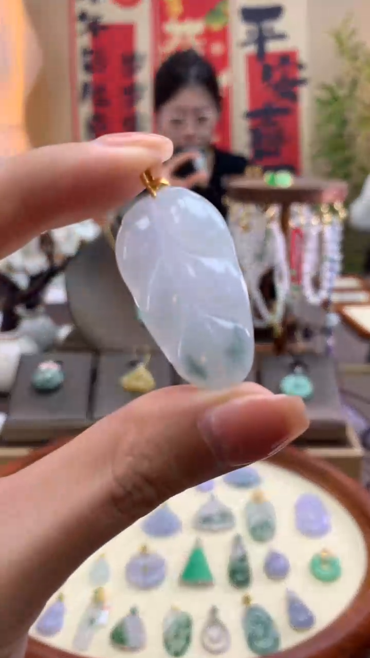 【闪购商品】翡翠颈饰18K金镶嵌叶子