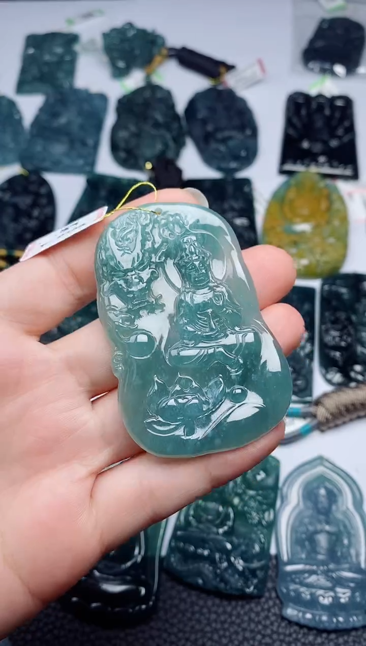 翡翠未镶嵌颈饰        