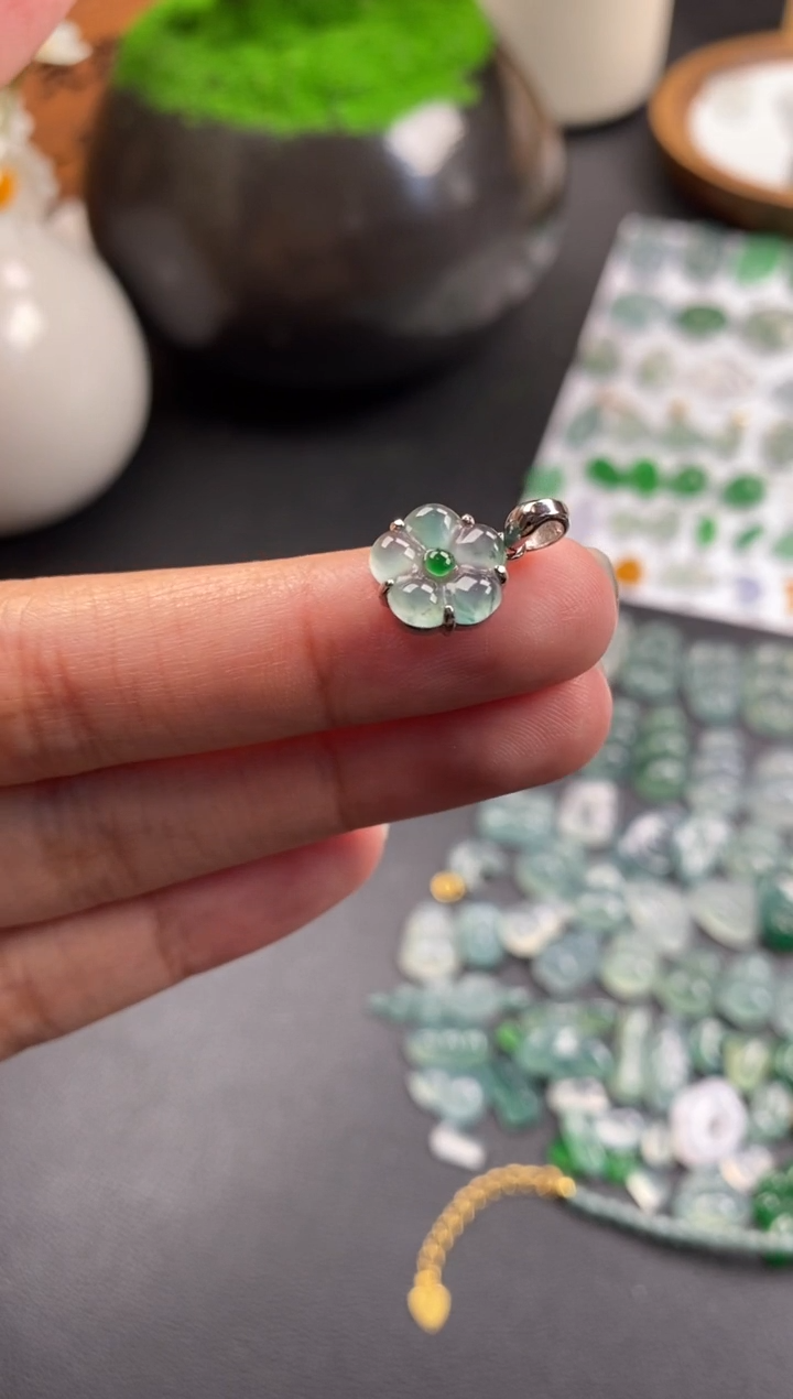 银S925镶嵌散珠翡翠花花吊坠