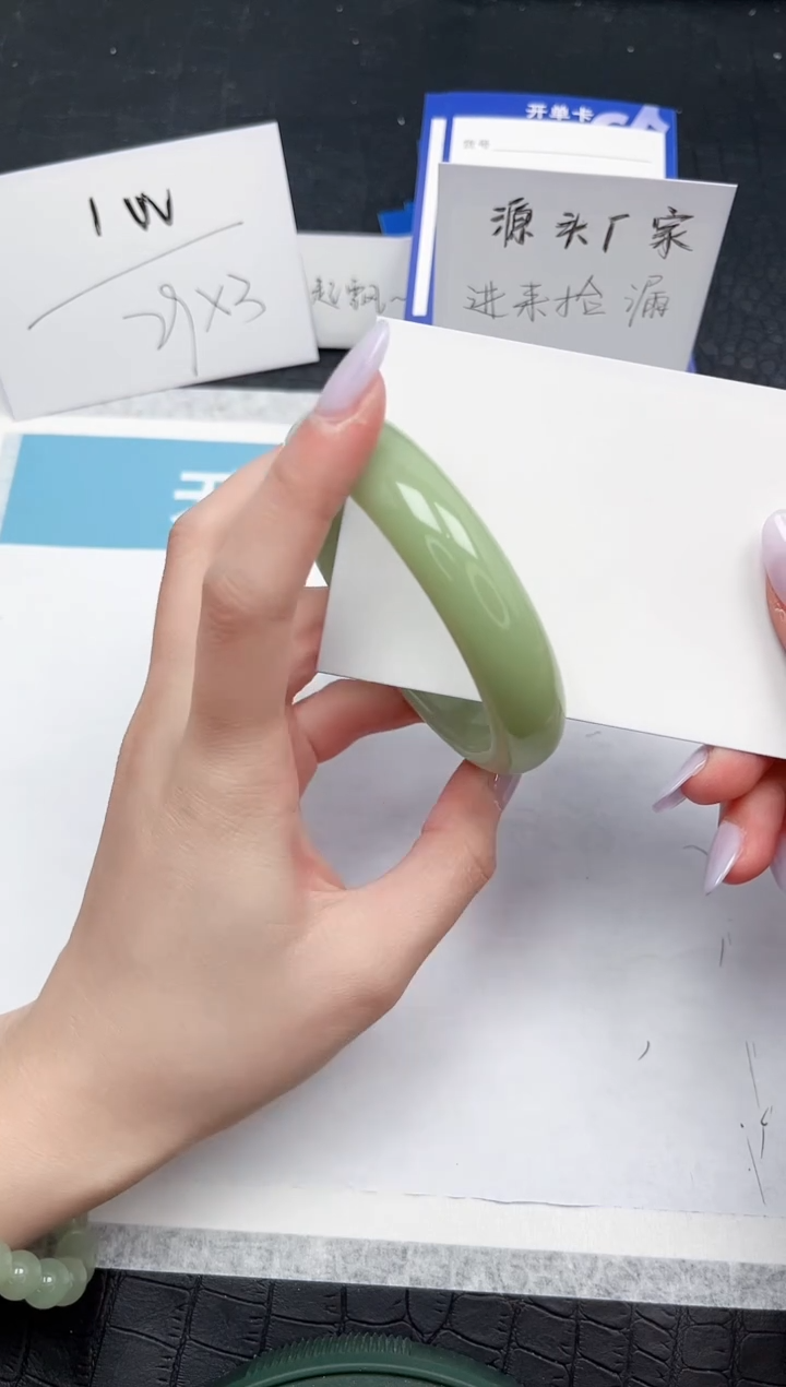 【闪购商品】石英质玉手镯未镶嵌138-59