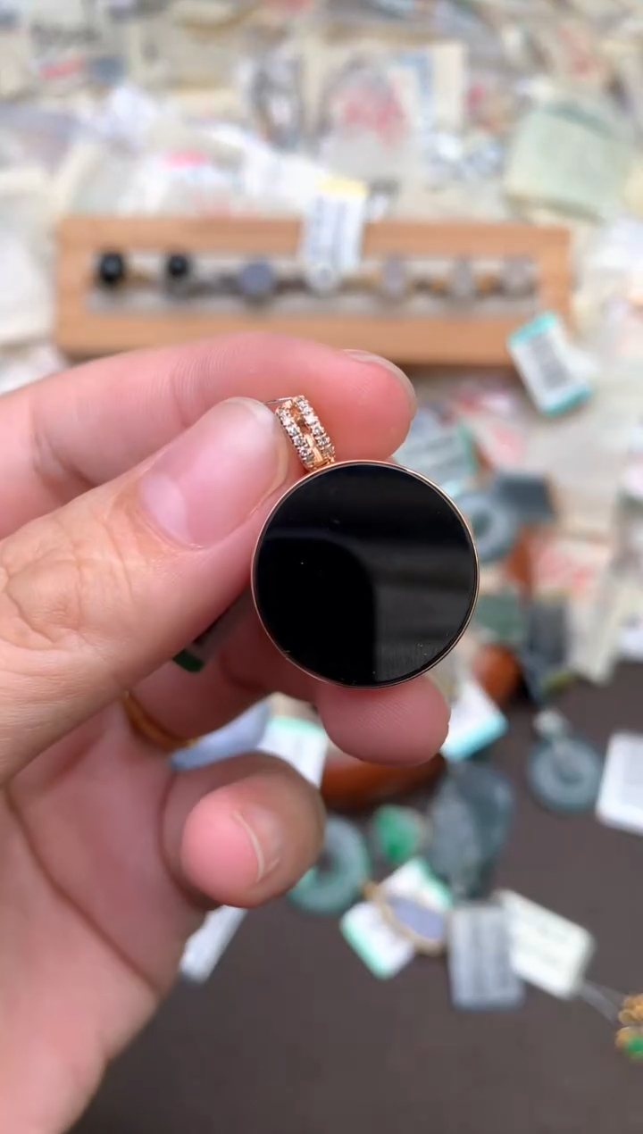 18K金镶嵌挂件翡翠 —