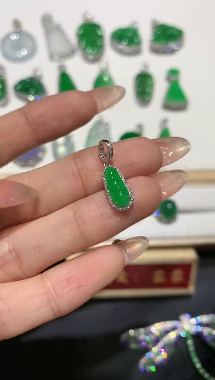 【闪购商品】翡翠吊坠(不含链)18K金镶嵌团购1