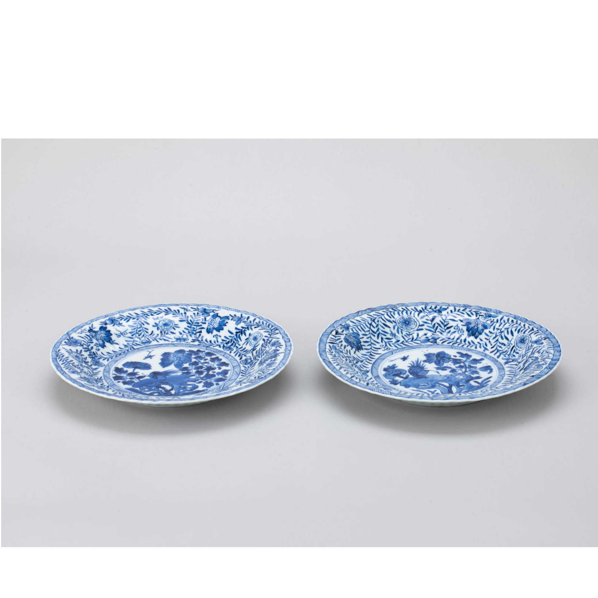 【拍卖】3、清康熙  青花缠枝花卉洞石牡丹花鸟图折沿花口盘（一对）
