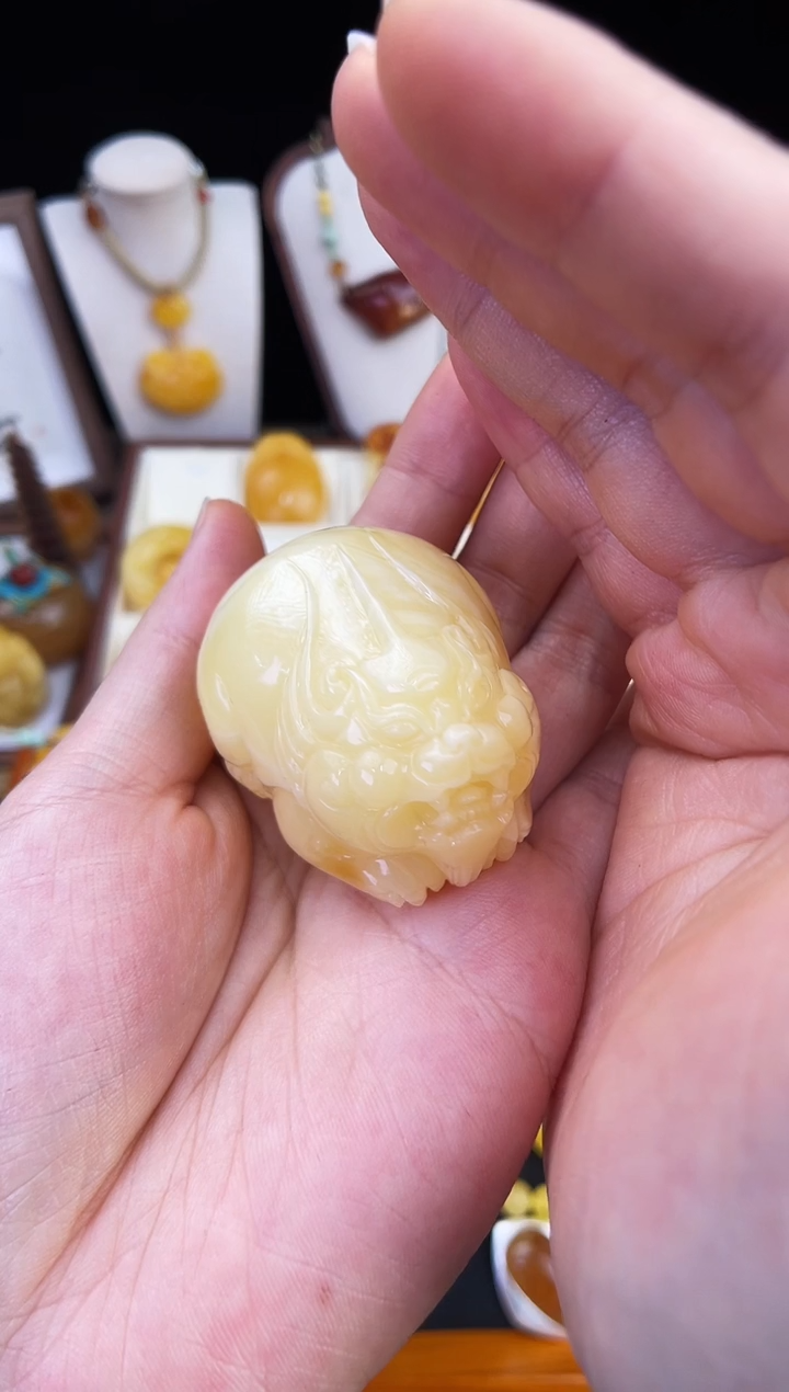 琥珀未镶嵌珠宝奇石喵**。柒月
