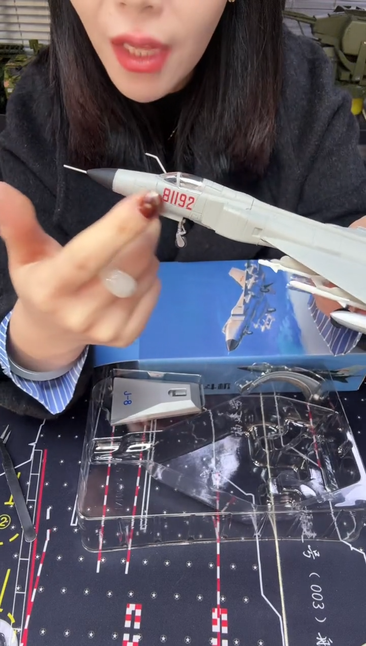 1/100合金飞机mox歼八