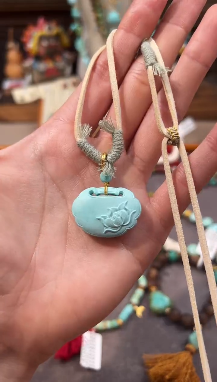 18K金镶嵌绿松石颈饰绿松石如意锁项链