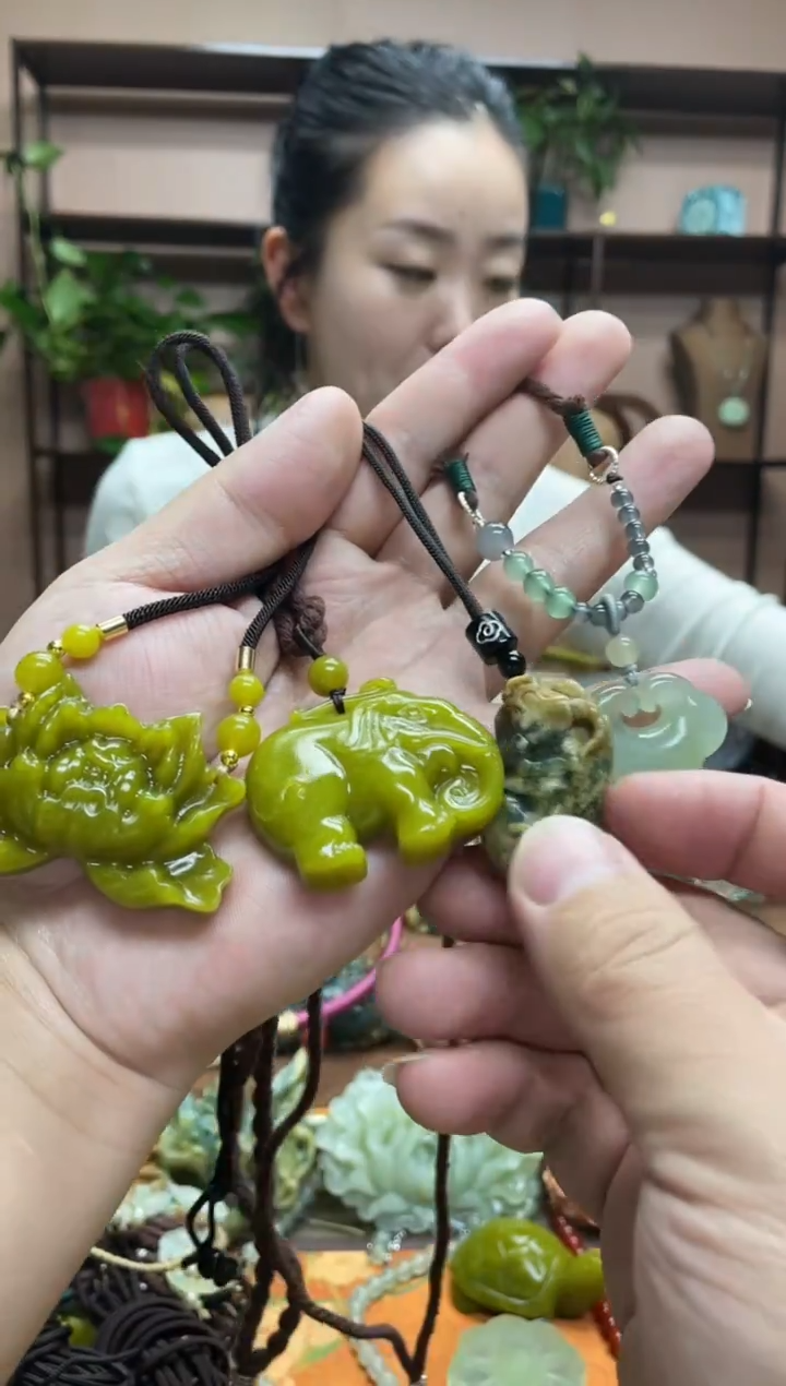 未镶嵌岫玉颈饰·