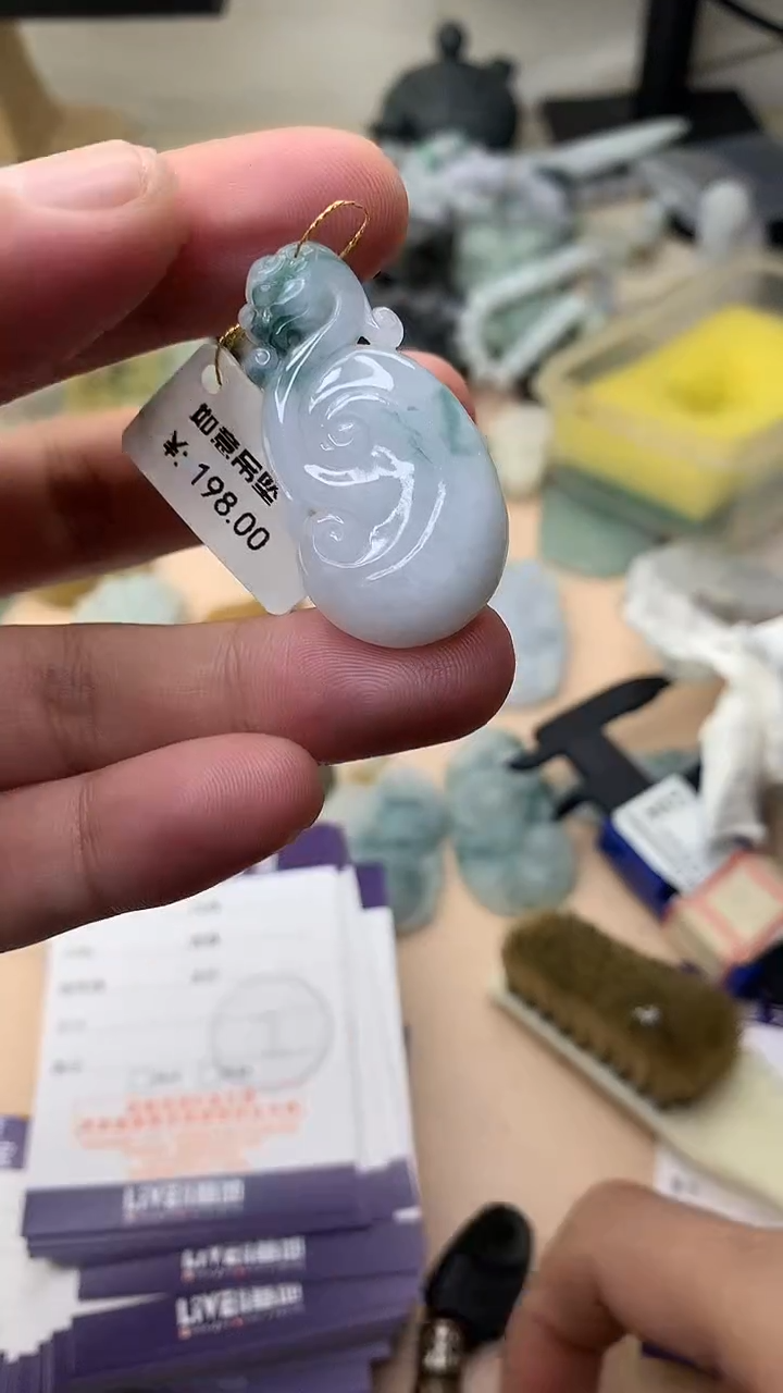 颈饰未镶嵌翡翠挂件