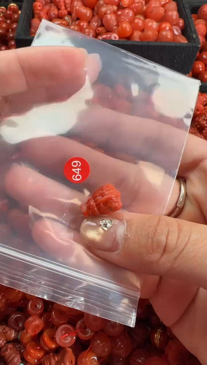 南红玛瑙未镶嵌颈饰1