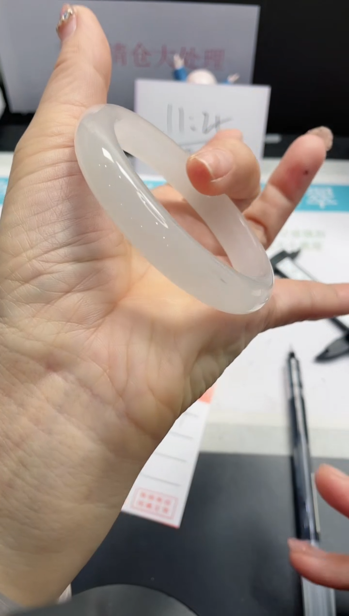 【闪购商品】石英质玉手镯未镶嵌84