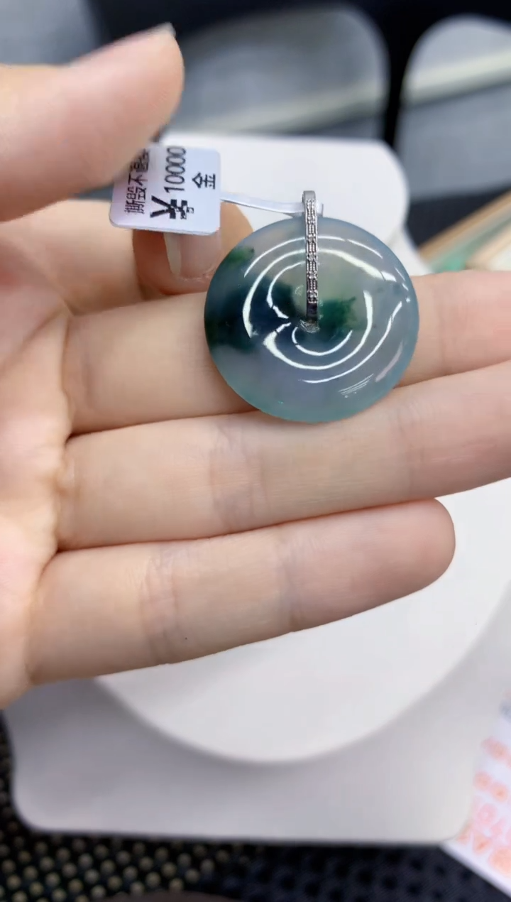 翡翠18K金镶嵌颈饰        1