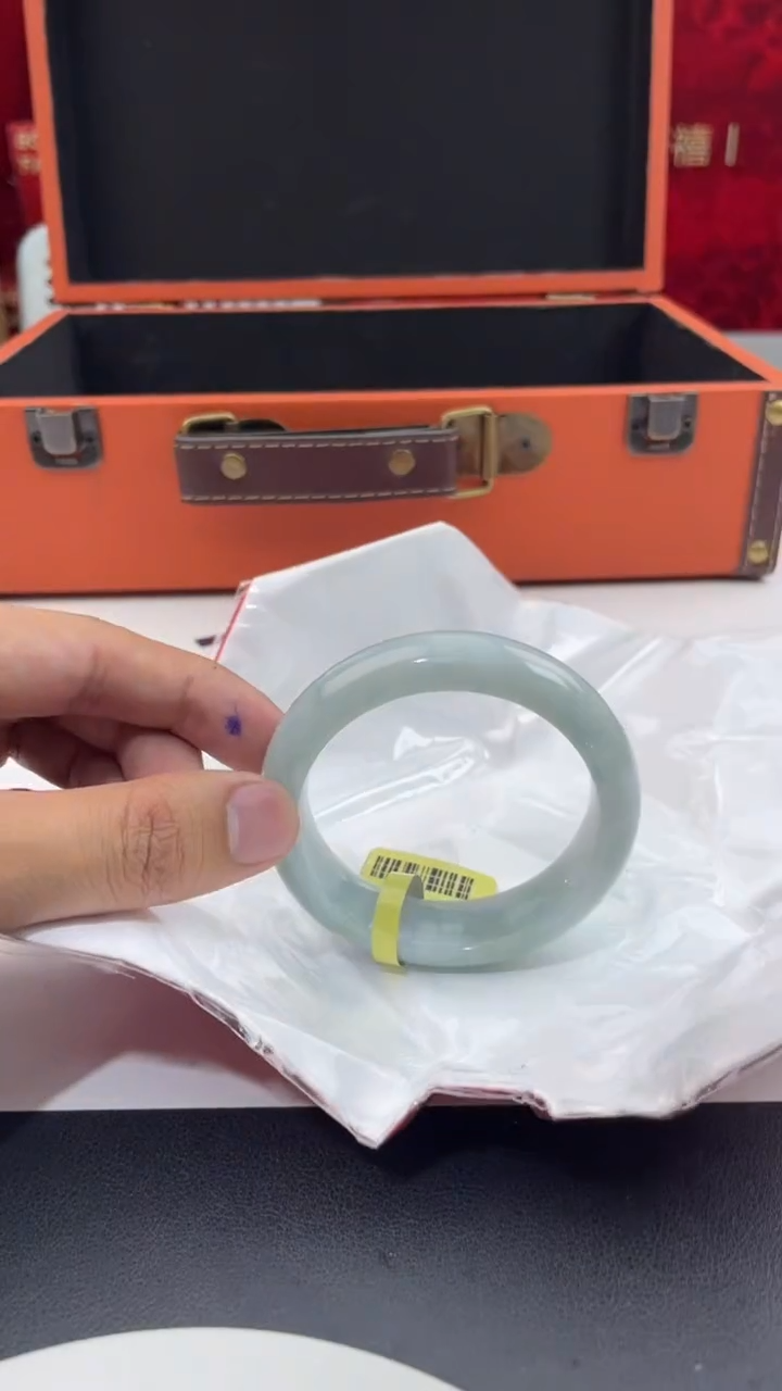 【闪购商品】翡翠手镯未镶嵌28翡翠手镯（微瑕）