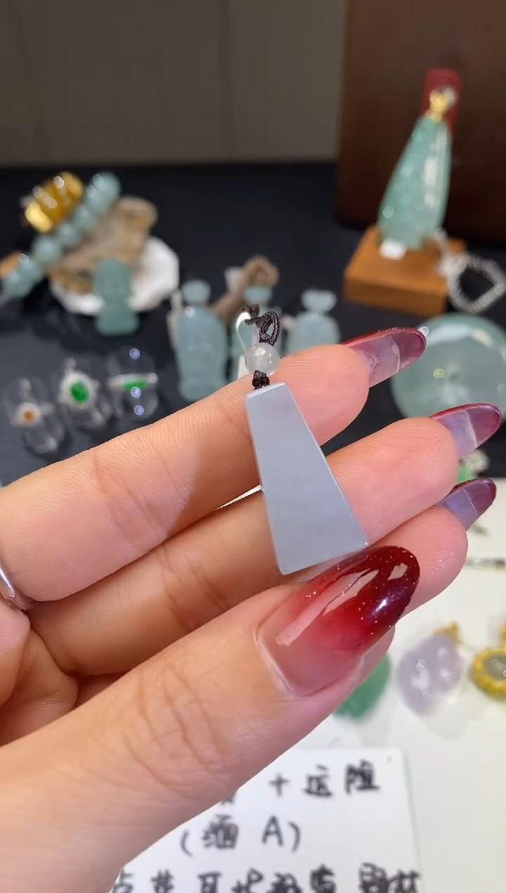 【闪购商品】翡翠颈饰未镶嵌无事牌