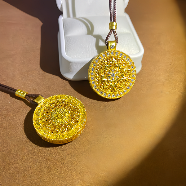 精工镶嵌八宝罗盘吊坠