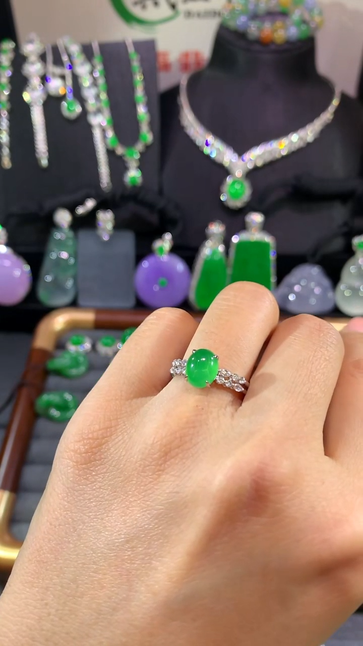 18K金镶嵌戒指翡翠戒指