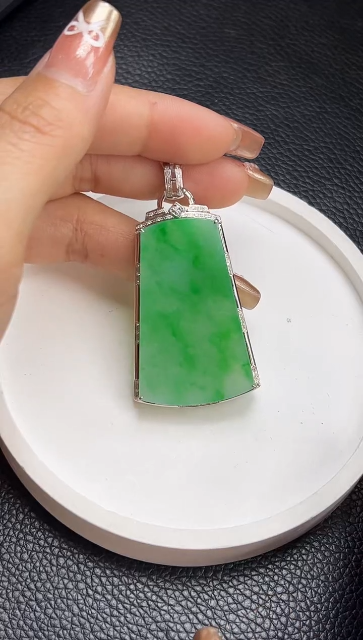 【闪购商品】翡翠颈饰18K金镶嵌无事牌