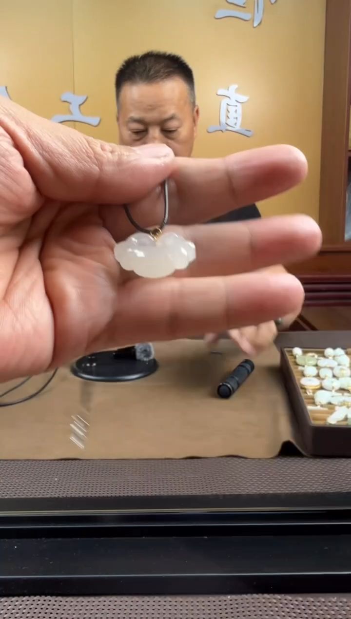 颈饰18K金镶嵌和田玉挂件（多样性发一）
