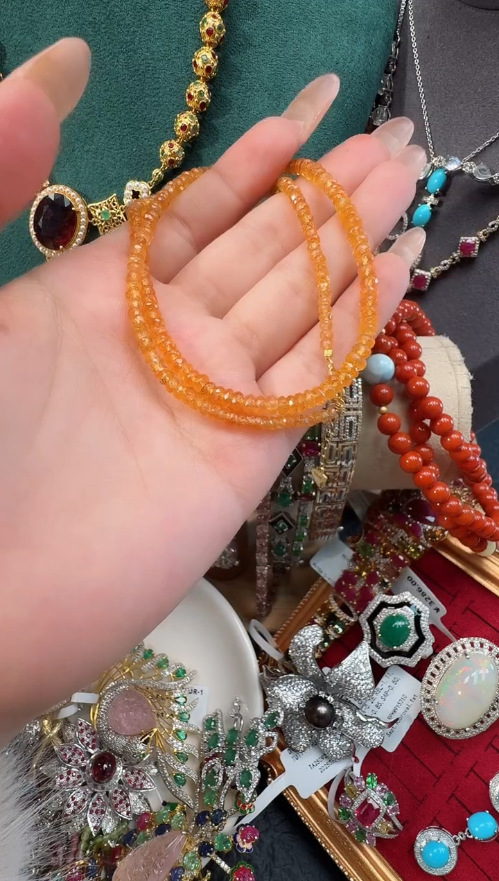 颈饰未镶嵌石榴石（芬达石）珠串