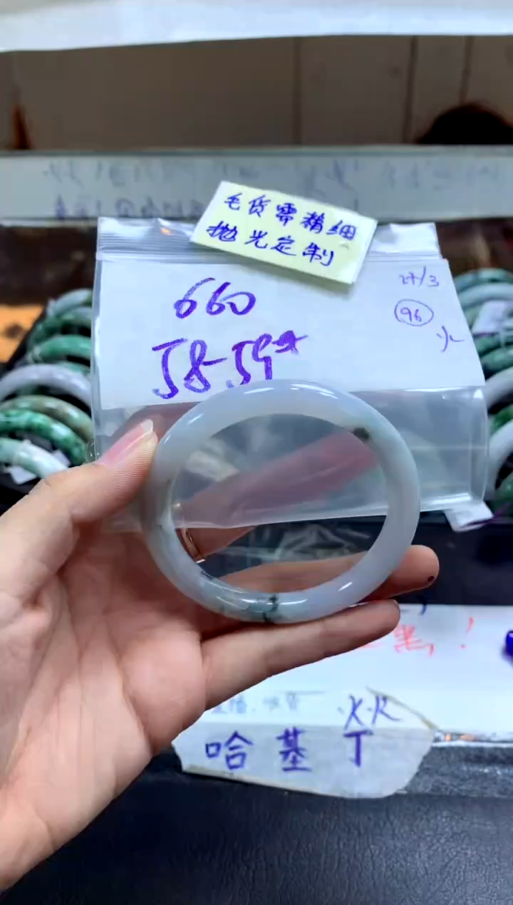 定制翡翠未镶嵌手镯毛货需精细抛光+多人