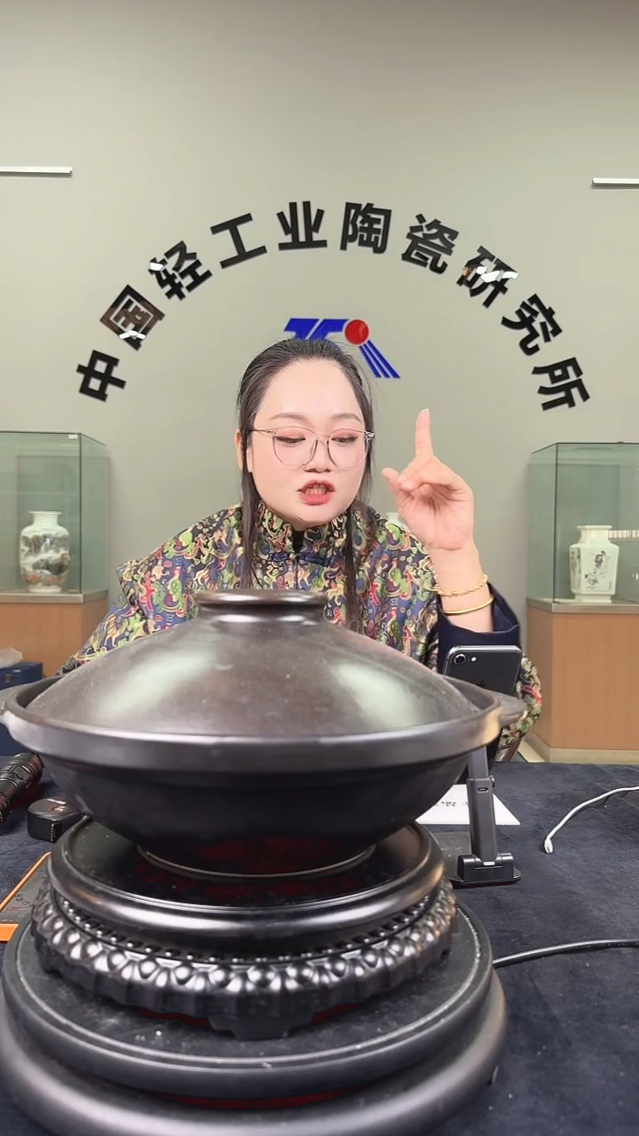 摆件黑色耐热煲2.3升