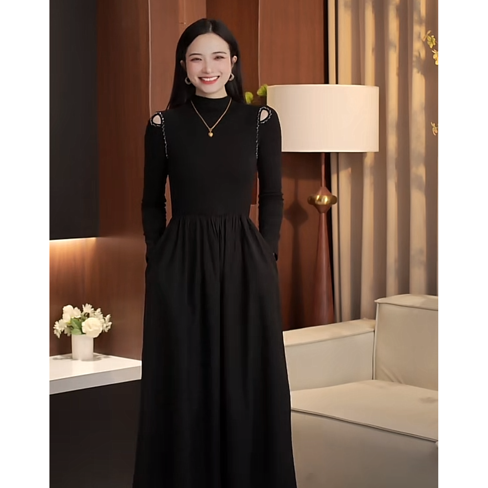 2025设计感露肩连衣裙女秋冬收腰显瘦小黑裙时尚百搭长袖打底长裙