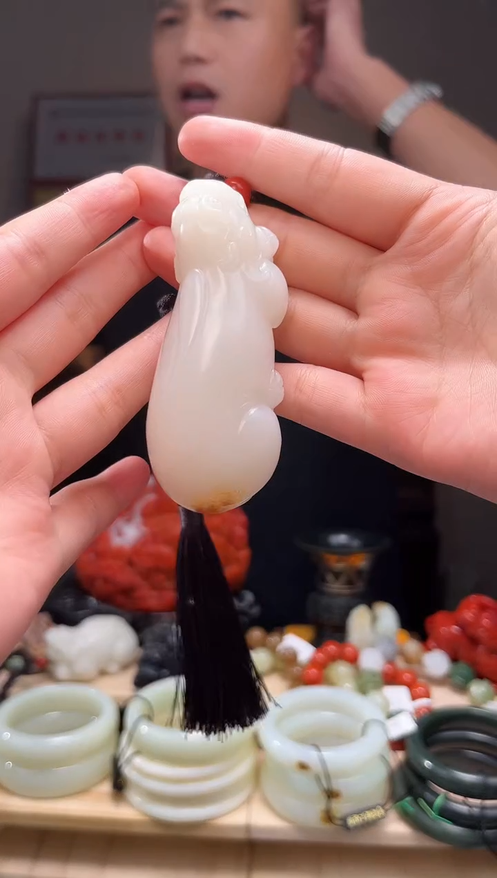 颈饰未镶嵌和田玉吊坠