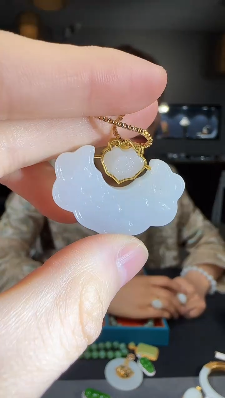 和田玉18K金镶嵌吊坠(不含链)1