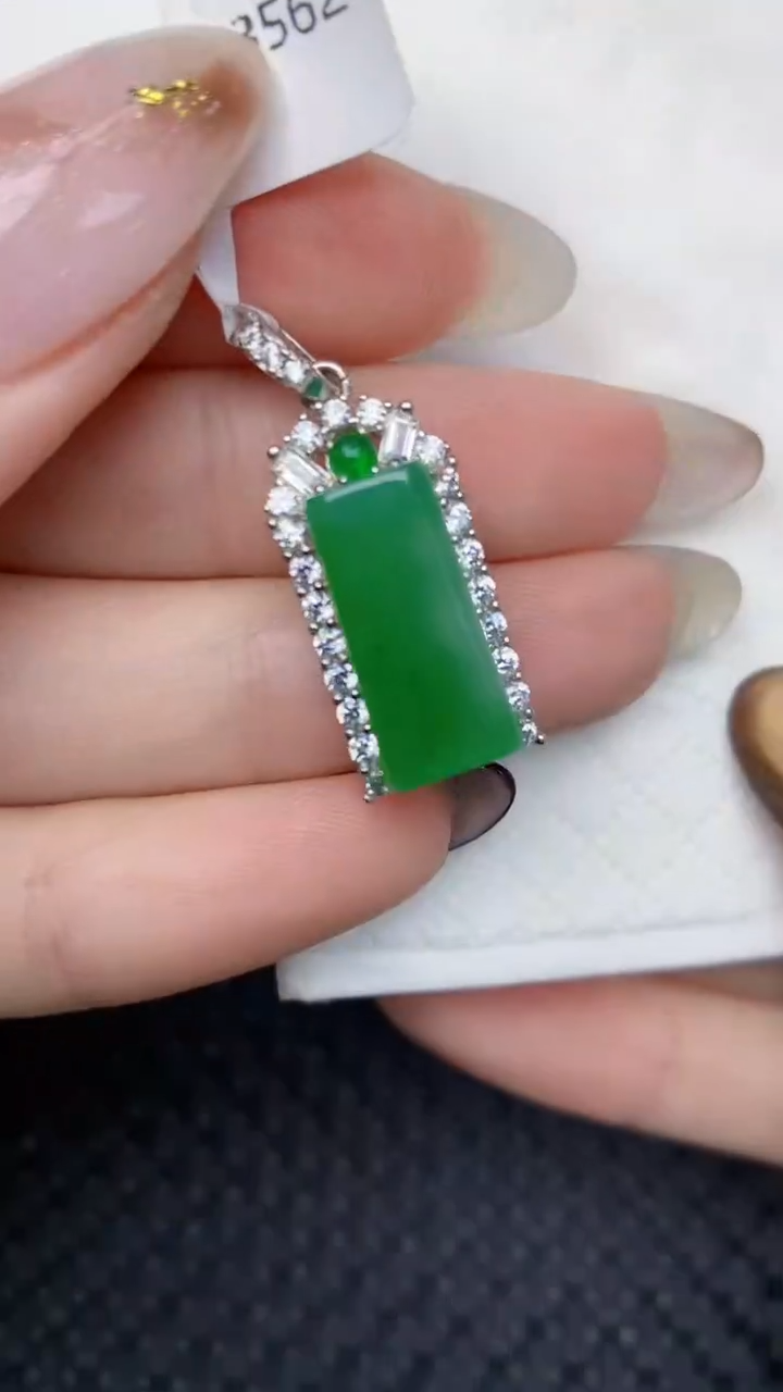颈饰18K金镶嵌翡翠天然缅甸翡翠a货百元以上9元证书费自理