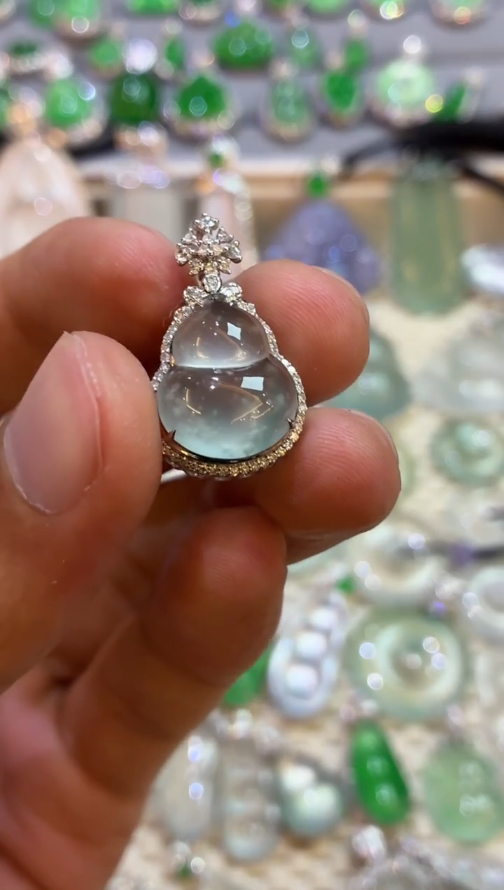 吊坠(不含链)18K金镶嵌翡翠小****?葫芦