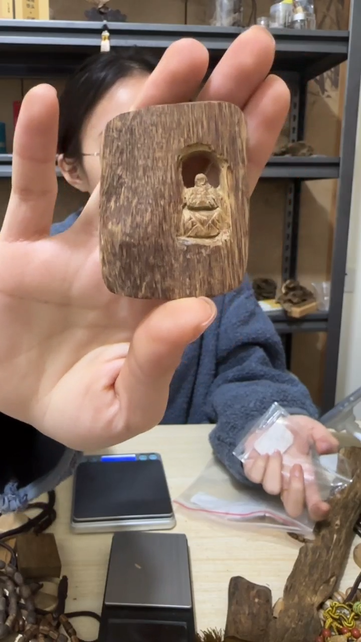 【闪购商品】沉香吊坠48号达拉干野料无相佛雕刻牌