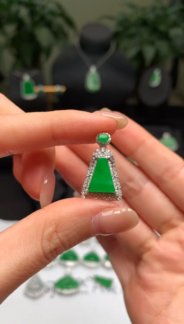 颈饰18K金镶嵌翡翠无事牌