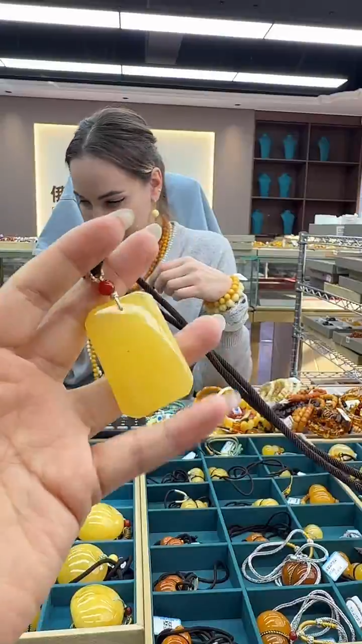 琥珀颈饰未镶嵌215秒拍号 假一罚三 