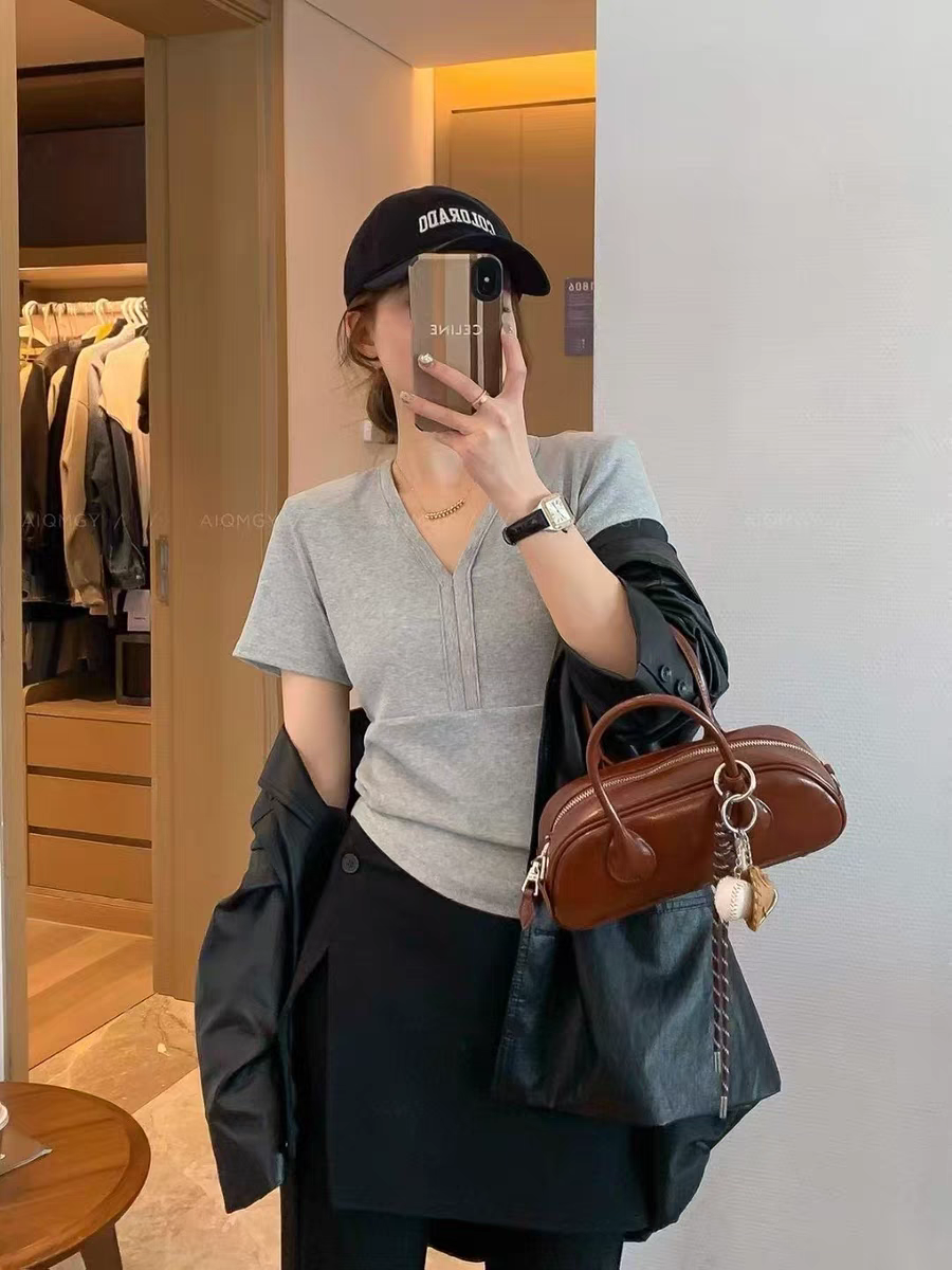 2025新款时尚百搭减龄款V领洋气款T恤