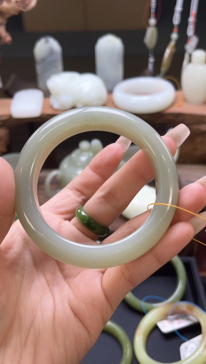 【闪购商品】和田玉手镯未镶嵌且末青白57圈9002758