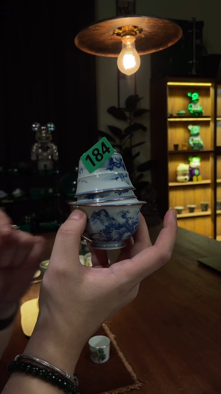 微瑕 包铜青花山水盖碗加两小杯..184