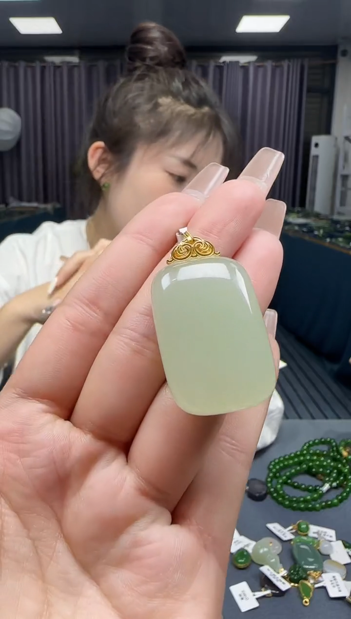 【闪购商品】和田玉挂件18K金镶嵌1